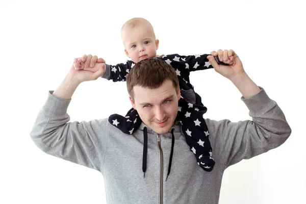Padre con un niño pequeño en hombros —  Fotos de Stock