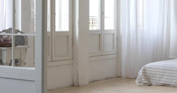 Панорама интерьера белой уютной спальни — стоковое видео