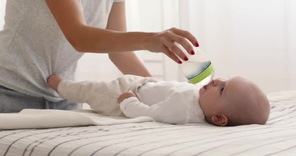 Mama is het voeden van de baby met waterfles — Stockvideo