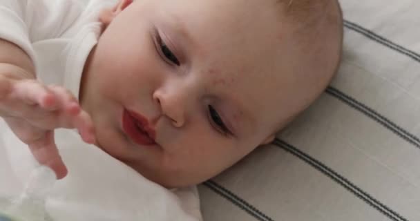 Moeder voeding babyjongen van de Babyfles — Stockvideo