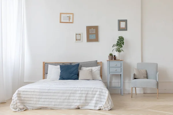 Beyaz ve gri yatak odasının içi — Stok fotoğraf