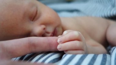 Yeni doğan bebek uyku parmak yakın çekim tarafından anne tutar