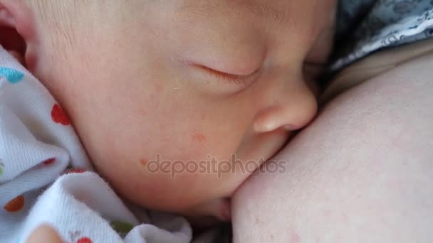 Face newborn baby sleeping close-up is breastfeed — Stock Video