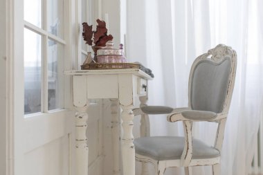 Kadın kadının küçük özel odası ile iç detay