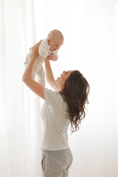 Donna che gioca con il bambino — Foto Stock