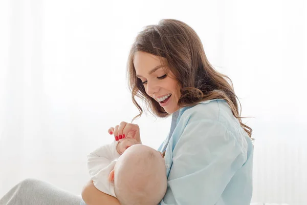 Neşeli bebek kadınla — Stok fotoğraf