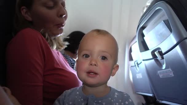 Mãe e seu bebê no avião — Vídeo de Stock