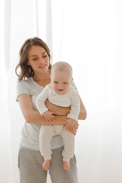 Bebek çocuk ile oynayan kadın — Stok fotoğraf