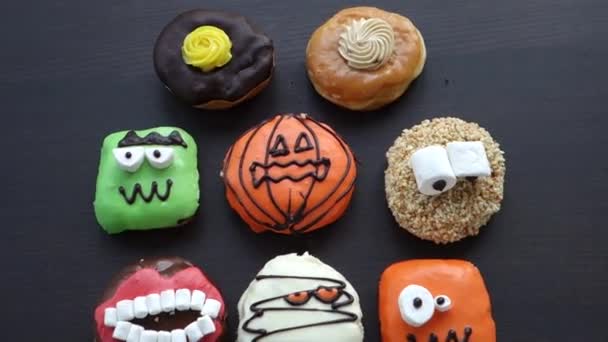 Zoom em Donuts no fundo de madeira — Vídeo de Stock