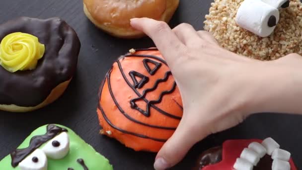 Hand nimmt die Süße hautnah auf Donuts — Stockvideo