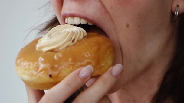 Nahaufnahme Frau Mund essen Donut — Stockvideo