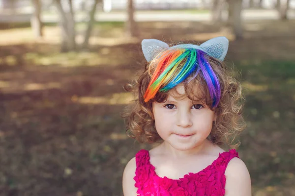 Jeune fille avec des oreilles dans le parc — Photo