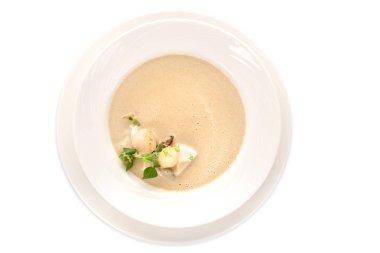 Kremalı çorba beyaz tabak içinde hizmet