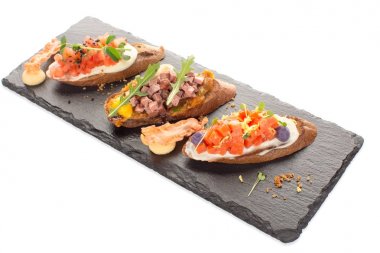 Lezzetli aperatifler kayrak plaka üzerinde yelpazesine