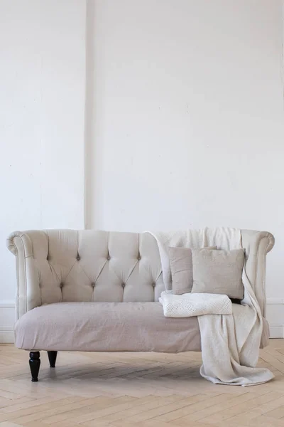 Kleines Sofa im Zimmer — Stockfoto