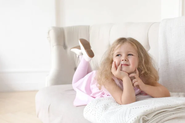 Encantadora niña posando en el sofá — Foto de Stock