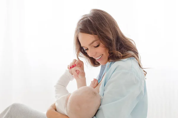 Mulher alegre com bebê — Fotografia de Stock