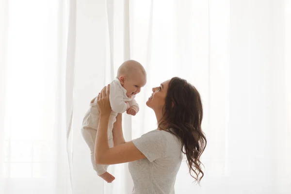 Donna che gioca con il bambino — Foto Stock