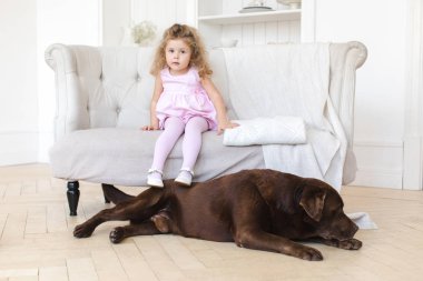 küçük kız ve büyük köpek