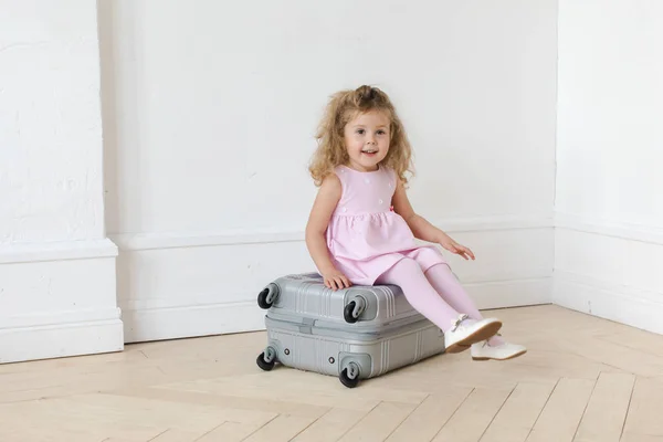 Чарівна дівчина на валізі — стокове фото