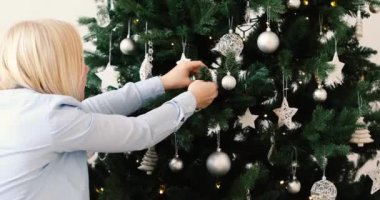 Sarışın kadın buz oyuncak Noel ağacı alır