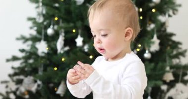 Bebek çocuk oyuncak Noel ağacına arıyorsunuz