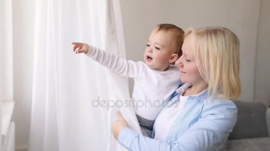 Penceresine bakarak onun bebek çocuk ile anne