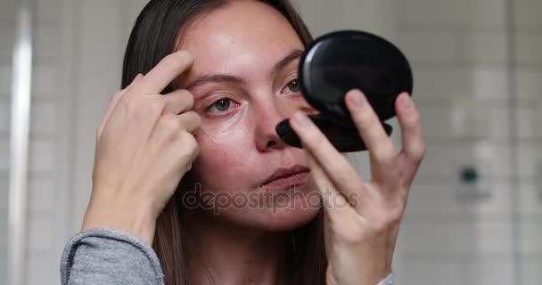 Mujer mirando en el espejo al ojo magullado de cerca — Vídeo de stock