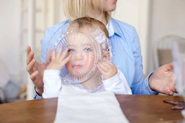 Bambino guardando attraverso lastra di vetro — Foto Stock