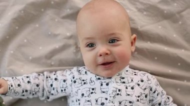 Şirin bir bebek yalan gülümseyen mutlu