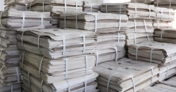 Enormes pilas de periódicos impresos imprenta — Vídeos de Stock