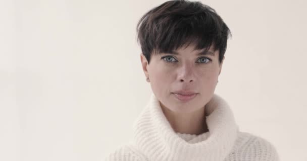 Schöne Frau Kurzhaarschnitt weißen Hintergrund — Stockvideo