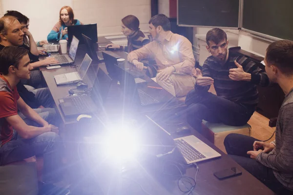 Люди с ноутбуками общаются в классе — стоковое фото