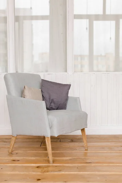 Bekväm grå fåtölj i rummet — Stockfoto
