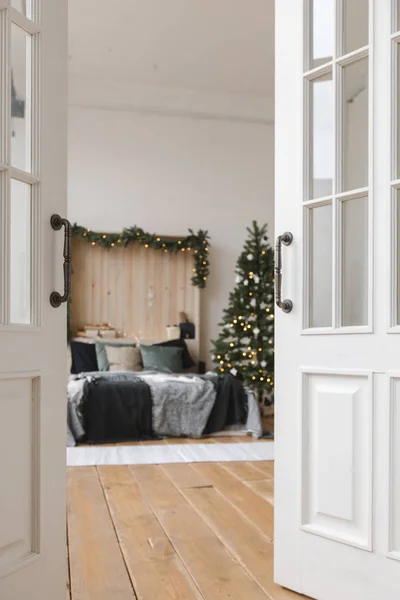 Όμορφο εσωτερικό υπνοδωμάτιο Χριστούγεννα ανοικτή πόρτα — Φωτογραφία Αρχείου