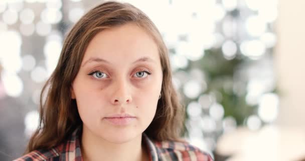 Mujer seria mirando la cámara en el interior — Vídeos de Stock