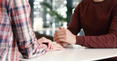 Genç bir çift adam kafede oturan kız destekler