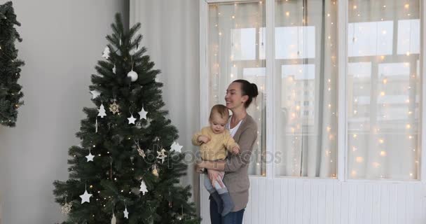 Junge mit Mutter schmückt den Weihnachtsbaum — Stockvideo