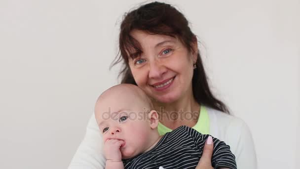 Grand-mère étreindre son petit-fils nouveau-né et sourire — Video