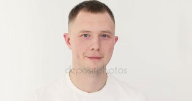 Genç casual adam kameraya poz