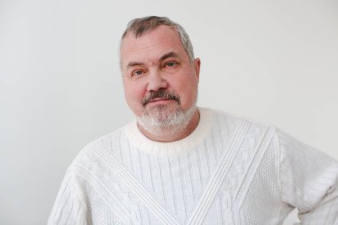 Orta yaşlı sakallı adam kamera gülümseyen seyir