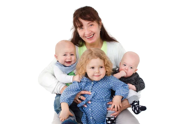 Mujer feliz con los niños posando en la cámara —  Fotos de Stock