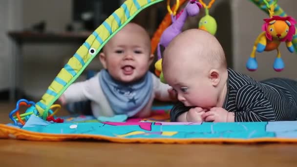 Zuigelingen loungen in slaapkamer — Stockvideo