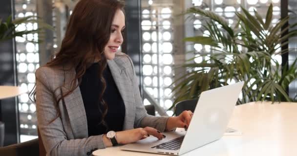 Affärskvinna på kontoret med bärbar dator — Stockvideo