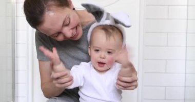 mutlu anne ile bebeği tavşan kostümü giymiş