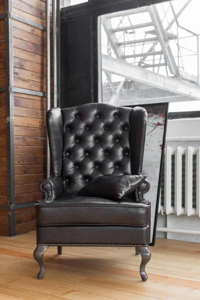 Le fauteuil classique qui se tient dans le studio — Photo