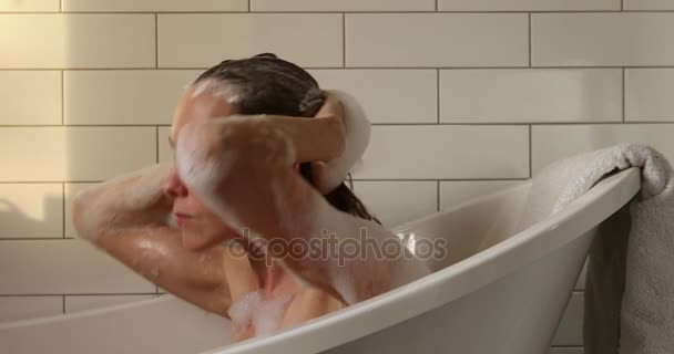 有吸引力的年轻妇女洗头长的褐色头发 — 图库视频影像