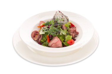 Güzel beyaz bir arka plan üzerinde soslu salata hizmet