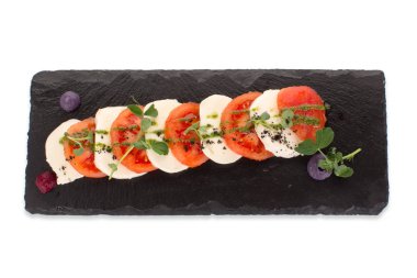 Kayrak plaka Isolated Caprese salatası