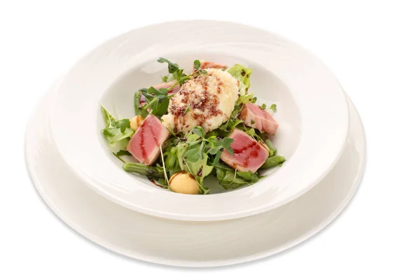 金枪鱼、青菜和青豆在白色盘子上的沙拉 — 图库照片